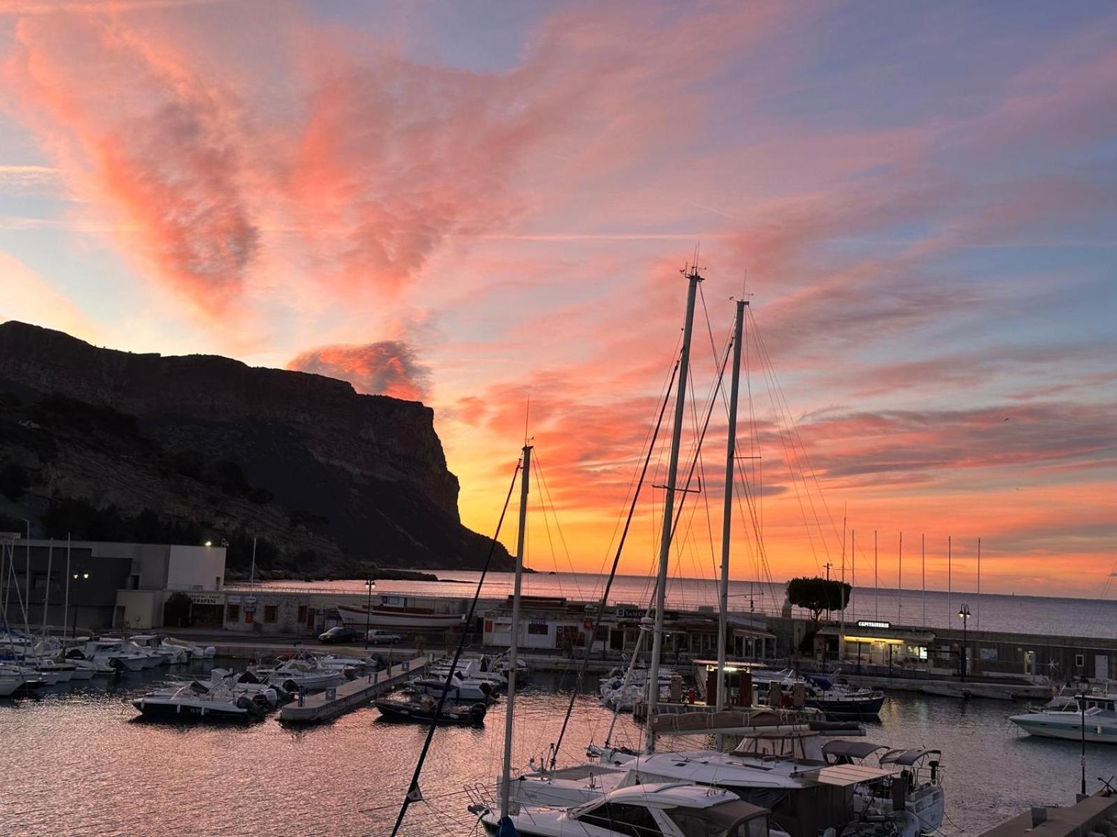 Cassis, le Grand Bleu, triplex vue mer, port plage 10mn à pieds Esterno foto